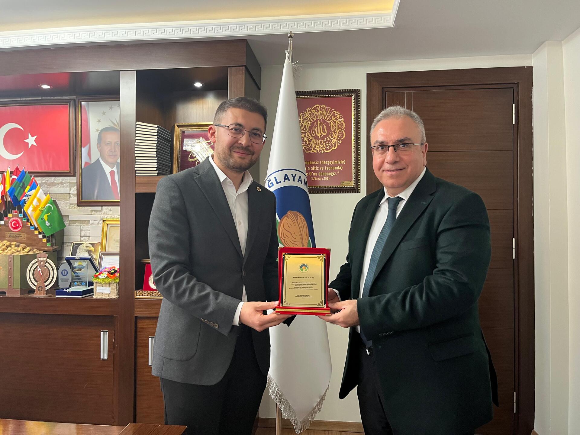 ÇAĞLAYANCERİT BELEDİYESİNDEN AKDERE MAHALLESİ TAZİYE EVİNE DESTEK VERENLERE TEŞEKKÜR PLAKETİ